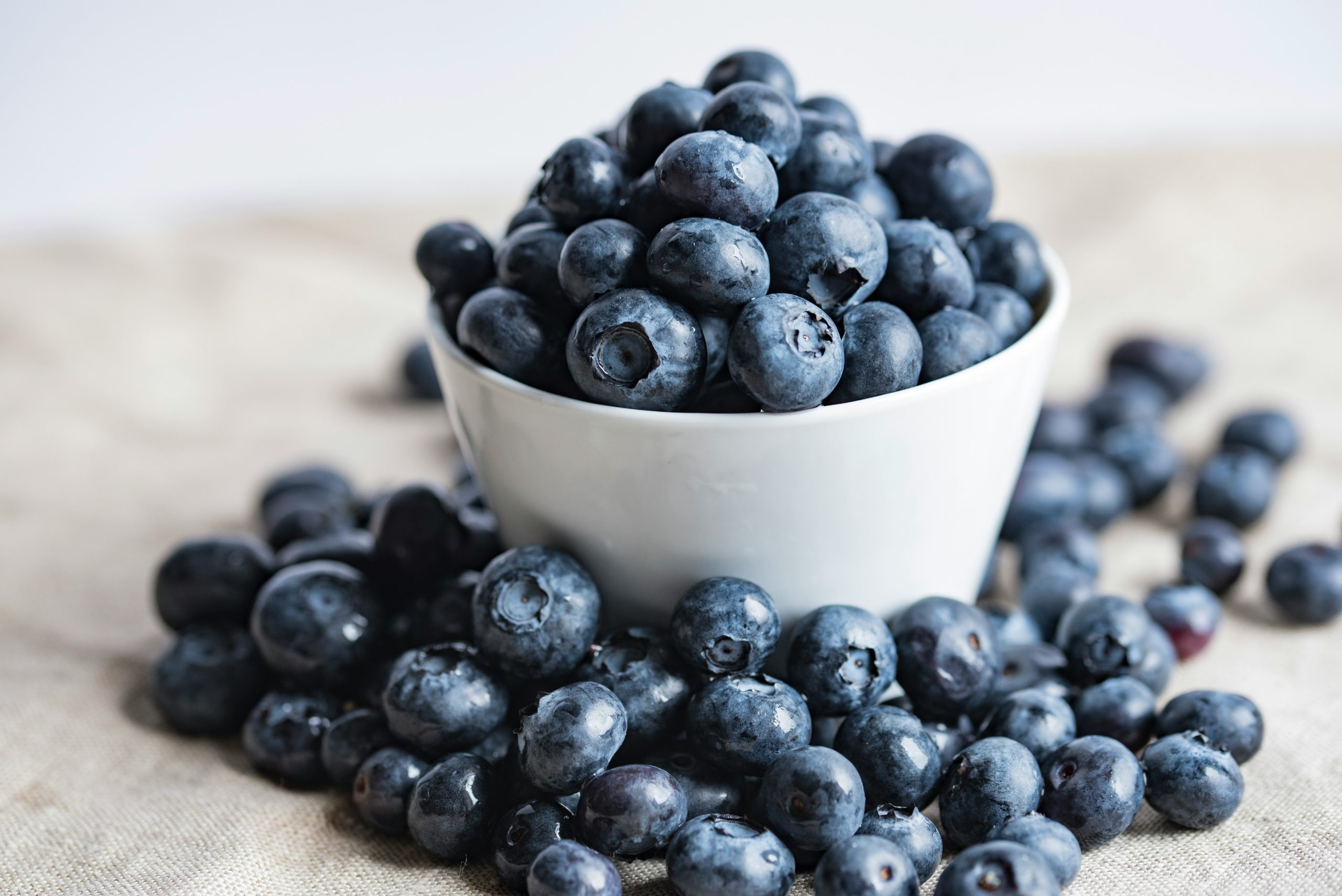 blueberry health benefits antioxidants brain natural medicine